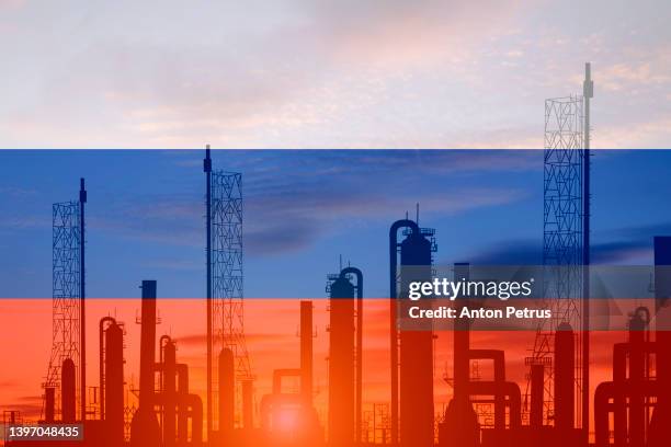 oil refinery plant of petroleum on the background of of the russian flag - russian fotografías e imágenes de stock