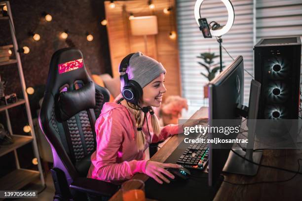 mädchen spielt videospiel online und streamt zu hause - esports veranstaltung stock-fotos und bilder