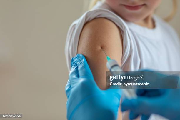 child getting vaccination - epidemie stockfoto's en -beelden