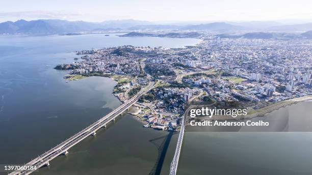 brücken im kontinentalen stadtraum - florianopolis stock-fotos und bilder