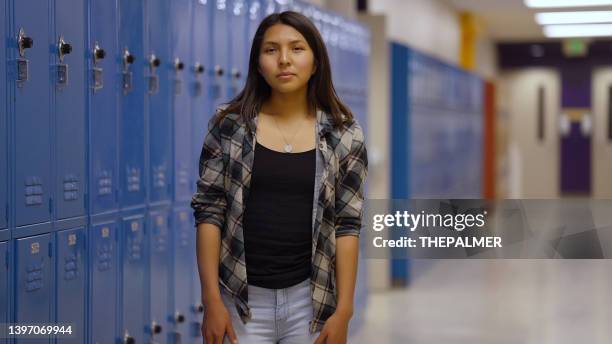 selbstbewusstes fünfzehn jahre altes teenager-mädchen-schulporträt - 14 15 years stock-fotos und bilder