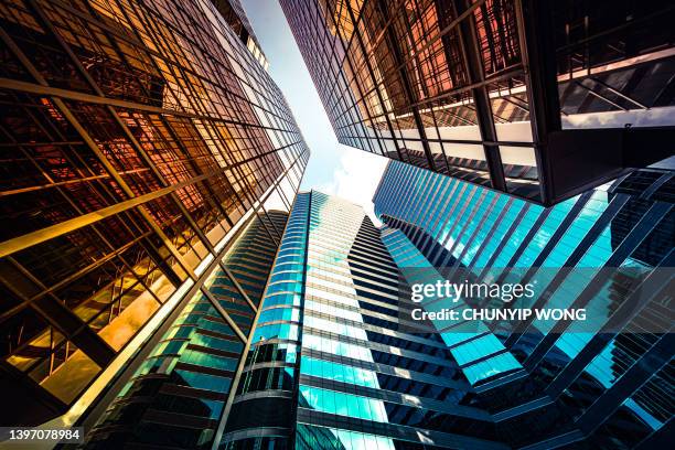 architecture details modern building glass facade exterior - wolkenkrabber stockfoto's en -beelden