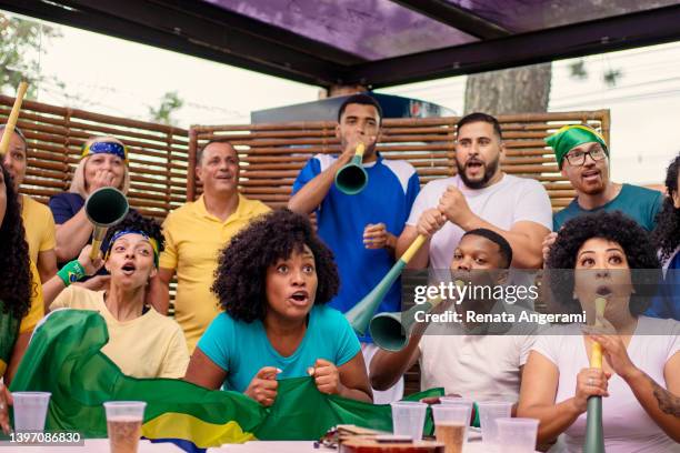 amigos brasileiros assistindo jogo de futebol e torcendo juntos - the championship soccer league - fotografias e filmes do acervo