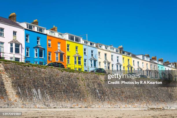 colourful seaside properties at criccieth, north wales - gwynedd - fotografias e filmes do acervo