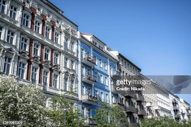 apartment buildings in berlin-prenzlauer berg berlin, germany - berlin prenzlauer berg stock-fotos und bilder