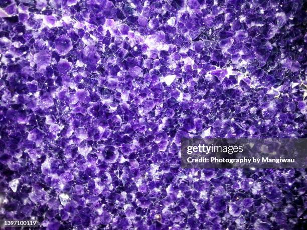 amethyst crystal purple wallpaper - geode stock-fotos und bilder