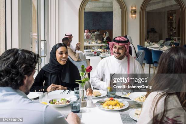 zwei junge paare aus riad beim mittagessen im hotelrestaurant - arabic food stock-fotos und bilder