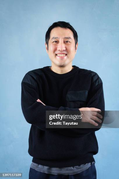 studio portrait of lgbtqia+ couple - 中年の男性一人 ストックフォトと画像