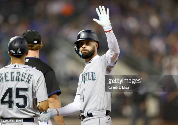 Jesse Winker of the Seattle Mariners waves to the New York Mets fans as they boo him after he hit an RBI single in the fourth inning at Citi Field on...