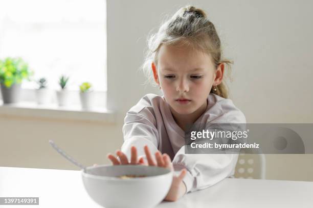 niña que se niega a comer - refusing fotografías e imágenes de stock