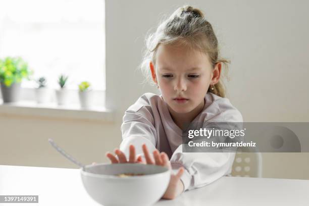 bambina che si rifiuta di mangiare - ossessivo foto e immagini stock