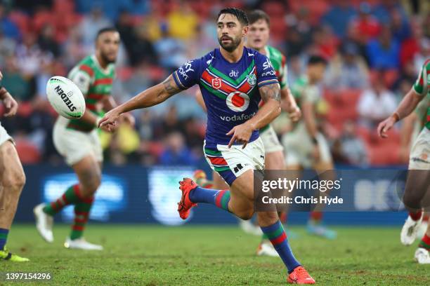 Shaun Johnson of Warriors passes during the round 10 NRL match between the New Zealand Warriors and the South Sydney Rabbitohs at Suncorp Stadium, on...