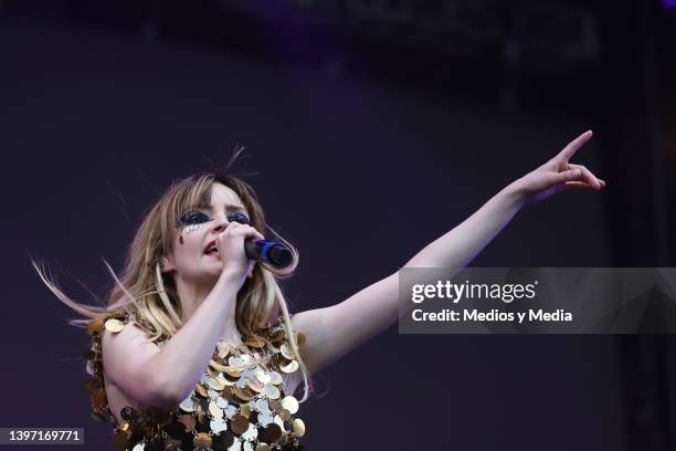 Chvrches performing during first edition of Tecate Emblema 2022 at Autodromo Hermanos Rodriguez, on May 13 2022 in Mexico City, Mexico.