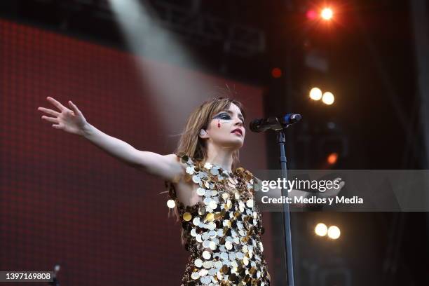 Chvrches performing during first edition of Tecate Emblema 2022 at Autodromo Hermanos Rodriguez, on May 13 2022 in Mexico City, Mexico.