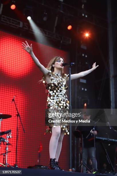 Chvrches performing during first edition of Tecate Emblema 2022 at Autodromo Hermanos Rodriguez, on May 13 2022 in Mexico City, Mexico.