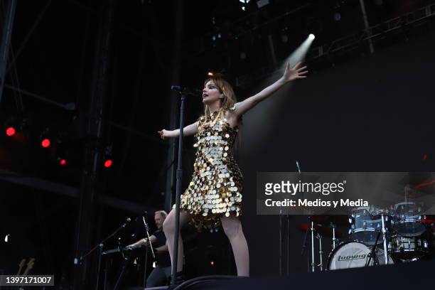 Chvrches performing during first edition of Tecate Emblema 2022 at Autodromo Hermanos Rodriguez, on May 13 2022 in Mexico City, Mexico.