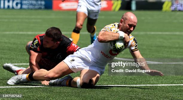 Dan Robson of Wasps dives over for the first try during the EPCR Challenge Cup Semi Final match between Lyon and Wasps at Matmut Stadium on May 14,...