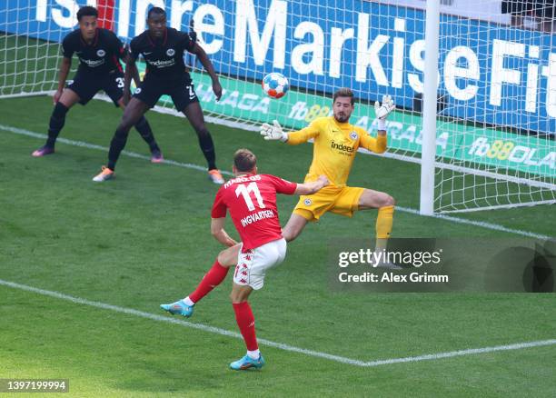 Marcus Ingvartsen of 1.FSV Mainz 05 scores their team's first goal during the Bundesliga match between 1. FSV Mainz 05 and Eintracht Frankfurt at...