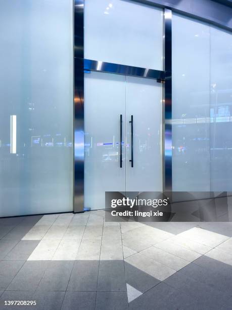 glass door at night - sliding door photos et images de collection