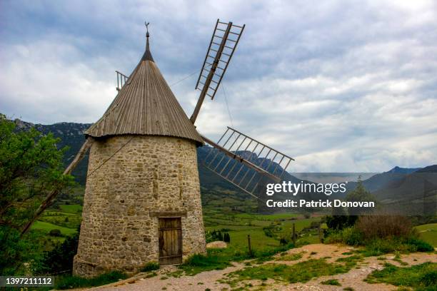 moulin d’omer, cucugnan, france - pirenéus orientais imagens e fotografias de stock