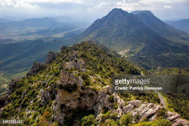 mountains around cucugnan, france - catalogne stockfoto's en -beelden