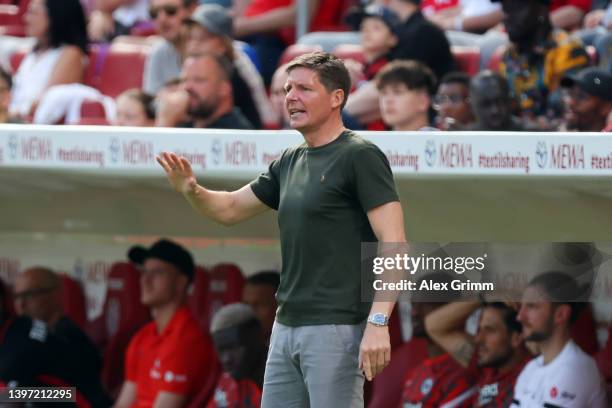 Oliver Glasner, Head Coach of Eintracht Frankfurt gives their team instructions during the Bundesliga match between 1. FSV Mainz 05 and Eintracht...