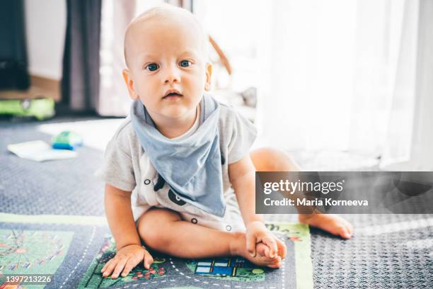 aby boy (6-12 months) crawling. - au pair fotografías e imágenes de stock