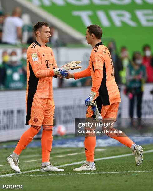 Manuel Neuer is replaced by Christian Fruechtl of FC Bayern Muenchen during the Bundesliga match between VfL Wolfsburg and FC Bayern München at...