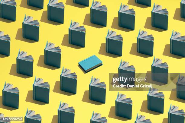 standing out from the crowd - group of objects top view stock pictures, royalty-free photos & images