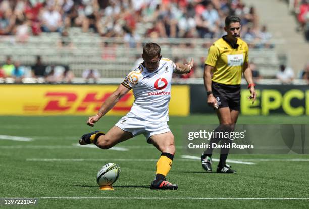 Jimmy Gopperth of Wasps kicks a penalty during the EPCR Challenge Cup Semi Final match between Lyon and Wasps at Matmut Stadium on May 14, 2022 in...