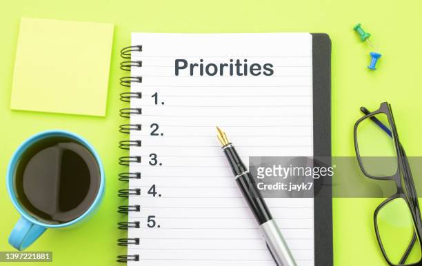 priorities - ahora fotografías e imágenes de stock