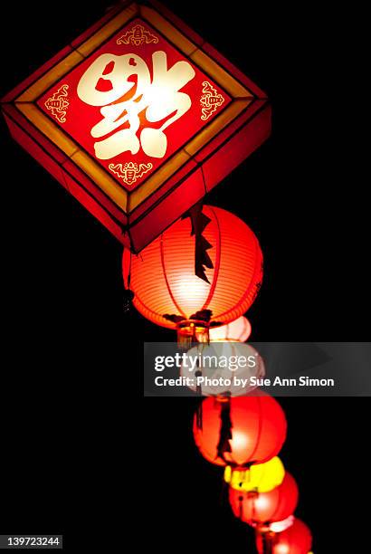 red lanterns in row - lantaarnfestival van nagasaki stockfoto's en -beelden