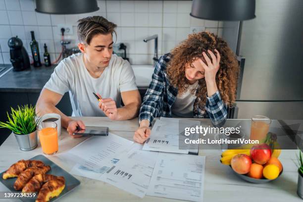 how are we going to pay these bills? - jong koppel stockfoto's en -beelden