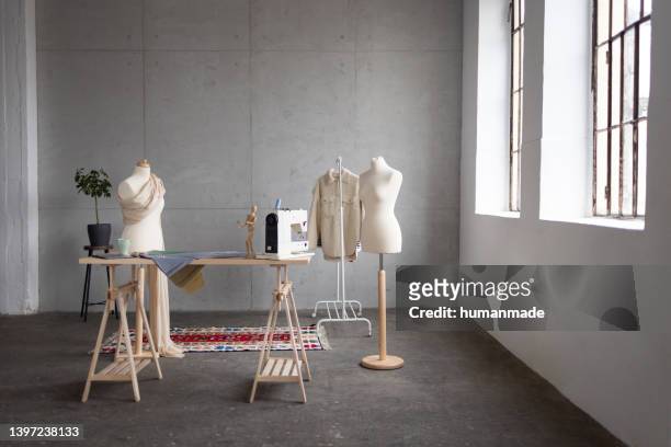 wide angle view of an empty fashion studio - mannequin stockfoto's en -beelden
