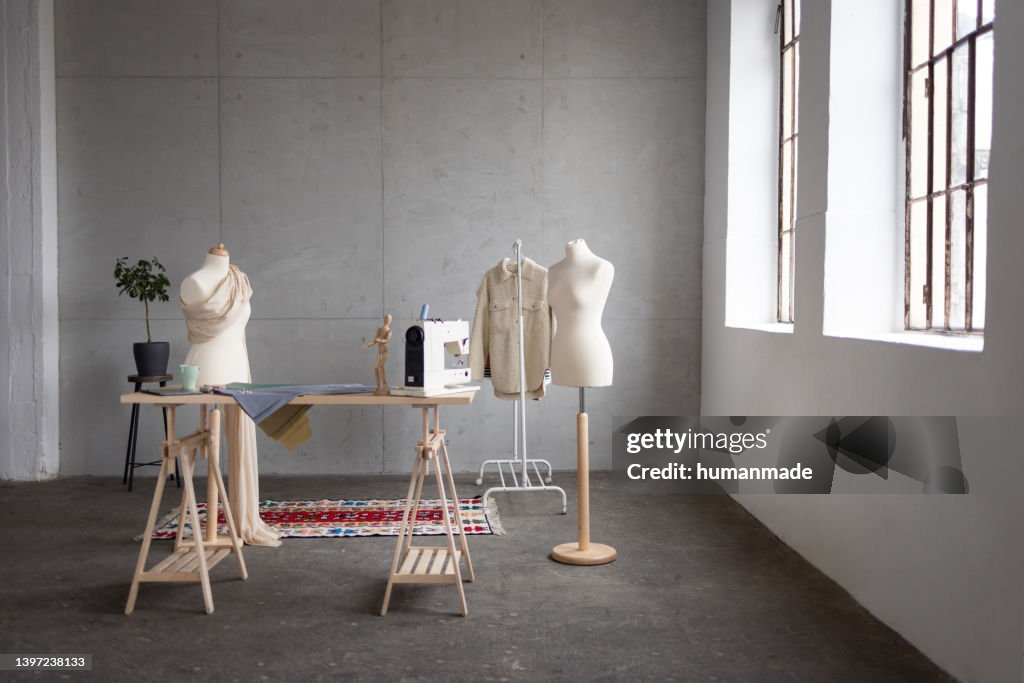 Vista grande angular de um estúdio de moda vazio