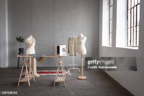 vista grande angular de um estúdio de moda vazio - vestido feito à medida - fotografias e filmes do acervo