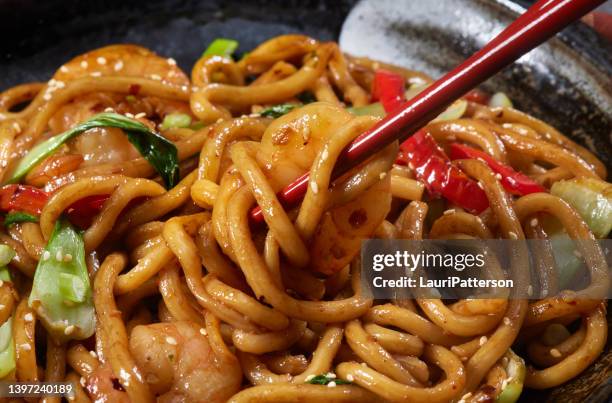 mongolian shrimp with udon noodles - stir fried noodles stock pictures, royalty-free photos & images