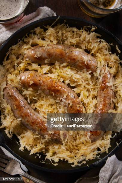 german bratwurst and sauerkraut - duitse gerechten stockfoto's en -beelden