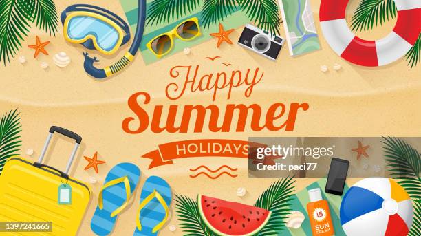 frohe sommerferien mit strandsommerzubehör. - sandig stock-grafiken, -clipart, -cartoons und -symbole