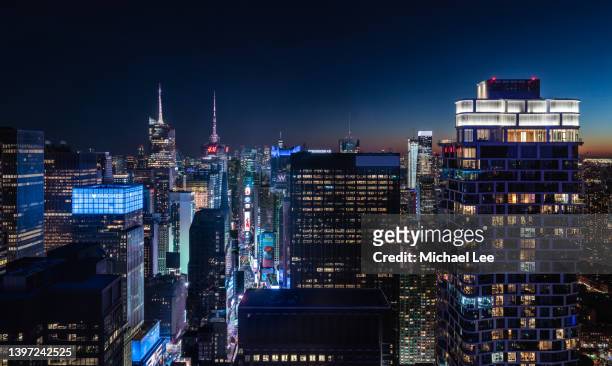 high angle night view of times square in new york - times square manhattan new york foto e immagini stock