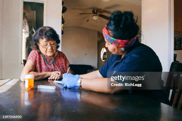 aide aux soins de santé pour personnes âgées à domicile - medicare photos et images de collection