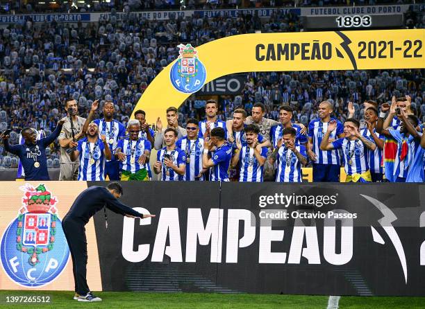 Porto players and coaching staff celebrate winning the title following the Liga Portugal Bwin match between FC Porto and GD Estoril Praia at Estadio...