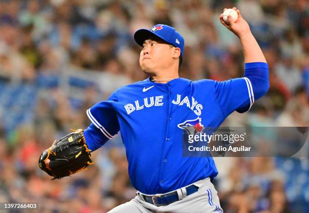 Hyun Jin Ryu of the Toronto Blue Jays delivers a pitch to the Tampa Bay Rays in the first inning at Tropicana Field on May 14, 2022 in St Petersburg,...