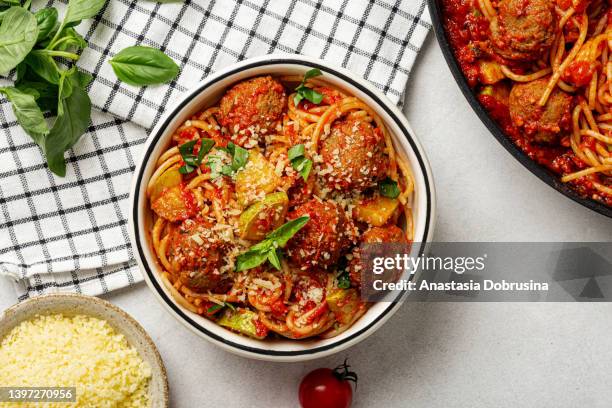 spaghetti pasta and meatballs - spaghetti and meatballs stock pictures, royalty-free photos & images