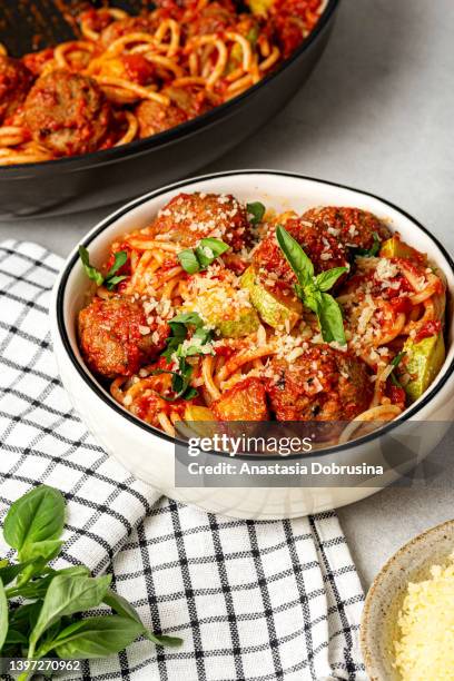 spaghetti pasta and meatballs - spaghetti and meatballs stock pictures, royalty-free photos & images