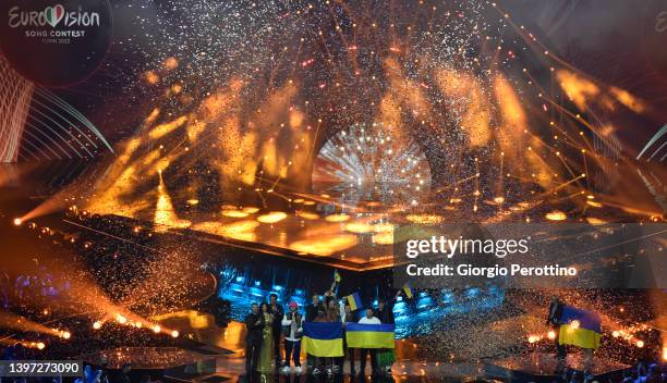 Alessandro Cattelan, Laura Pausini and Mika with Kalush Orchestra of Ukraine as they are named the winners before the winners press conference during...