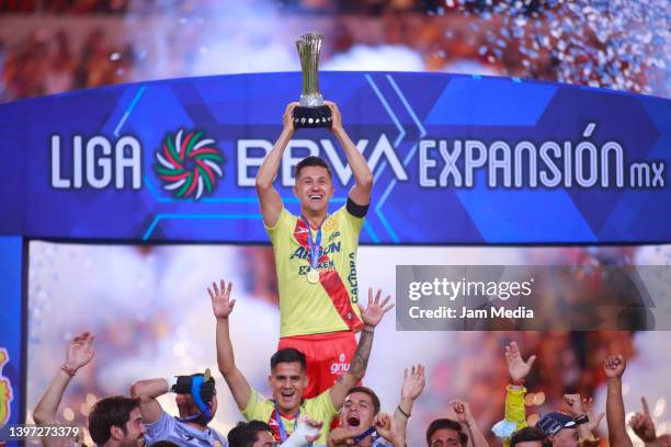 Arturo Ledesma of Morelia lifts the champion's trophy after winning the final second leg match between Atletico Morelia and Cimarrones as part of the...
