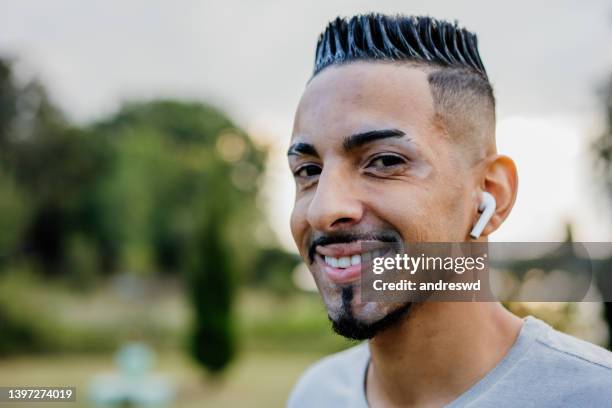 hombre con vitíligo - lupus fotografías e imágenes de stock