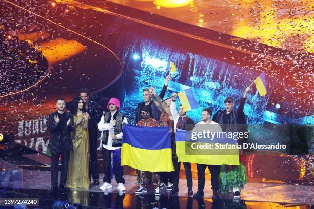 Alessandro Cattelan, Laura Pausini and Mika pose on stage with the Eurovision Song Contest winners, the Kalush Orchestra, representing Ukraine,...