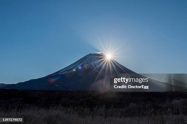 "diamond fuji" natural phenomenon of sun rising on the top of fuji mountain in winter , asagiri highland, fujinomiya, shizuoka, japan - mt fuji ストックフォトと画像